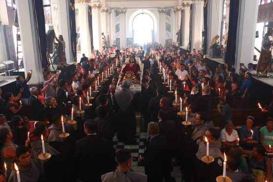 Fieles devotos junto a la Hermandad de Cruzados de Cristo observan el paso de la procesión. Foto Prensa Libre: Juan Carlos Pérez 