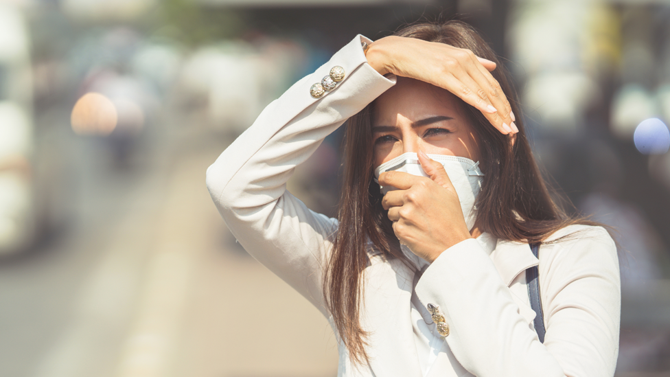 Caminar por una calle paralela, en lugar de la principal con más trafico, reduce la exposición a la contaminación en un 53% en promedio, según un estudio de Kings College en Londres.