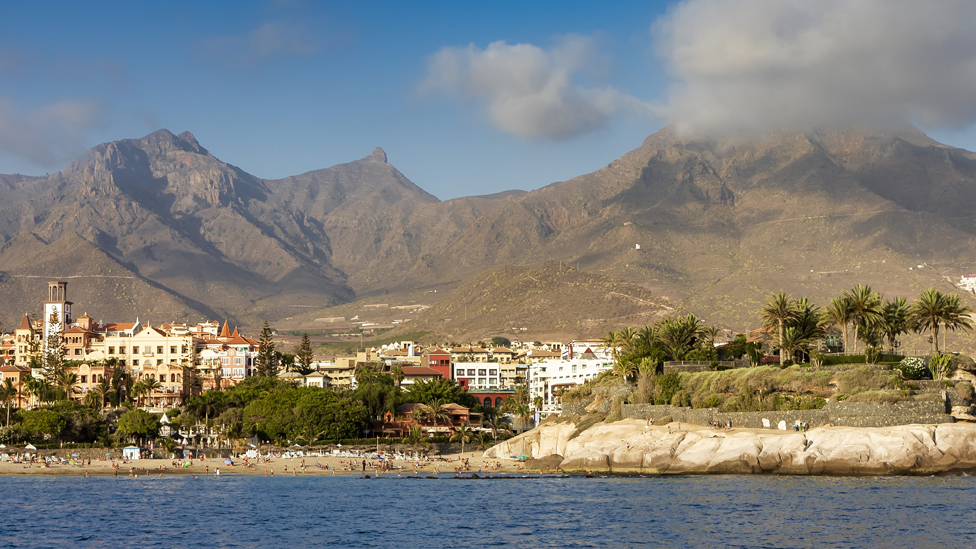 El municipio de Adeje, situado al lado del mar, está rodeado de montañas llenas de cuevas y barrancos. Foto:Getty Images
