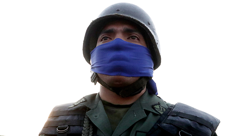 Los militares que apoyan a Juan Guaidó se identifican con la banda de color azul.