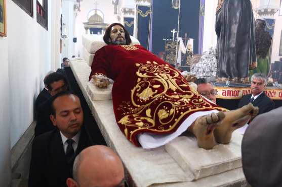 La procesión del Santo Cristo Yacente es la más extensa de todos los cortejos de Cuaresma y Semana Santa en Guatemala. Foto Prensa Libre: Juan Carlos Pérez