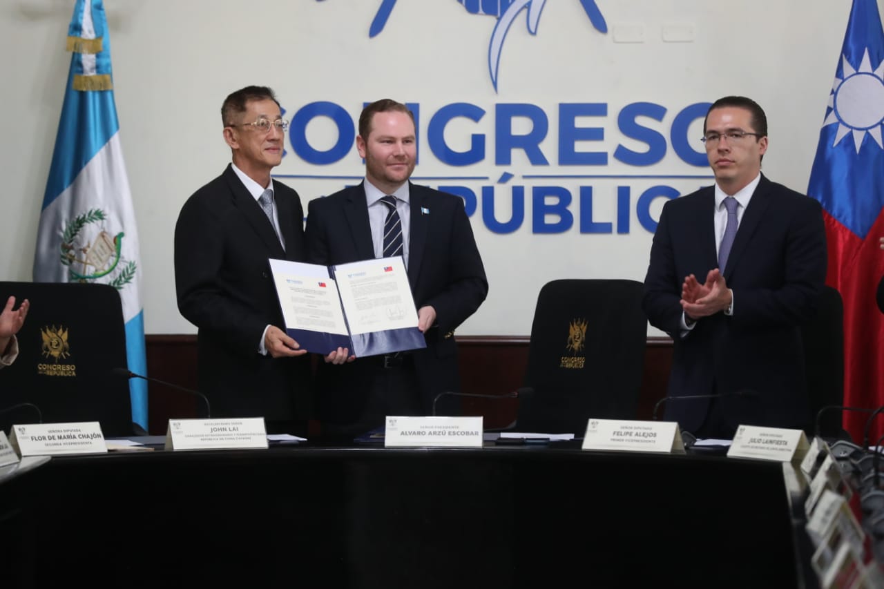 El embajador taiwanés John Lai, junto al presidente del Congreso Álvaro Arzú Escobar y el primer vicepresidente Felipe Alejos. (Foto Prensa Libre: Esbin García)