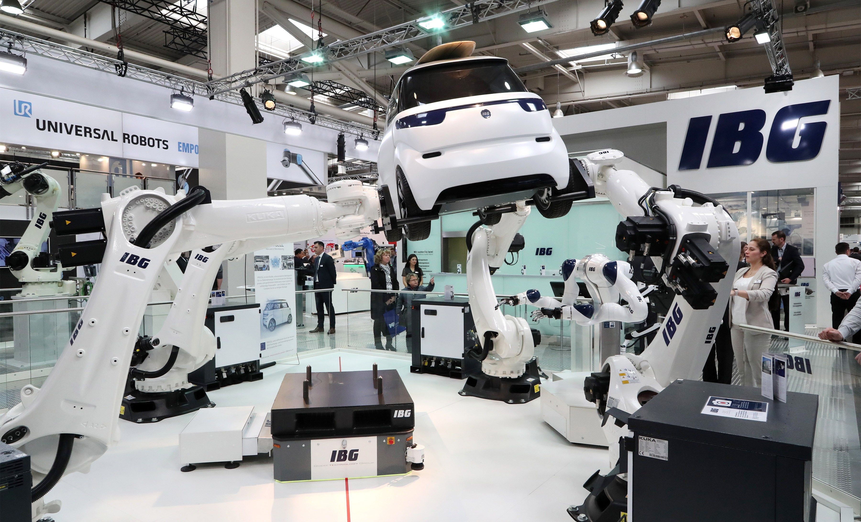 Un estudio de la consultora Oxford Economics estima que las empresas utilizarán robots para que ejecuten funciones especiales. (Foto Prensa Libre: EFE)