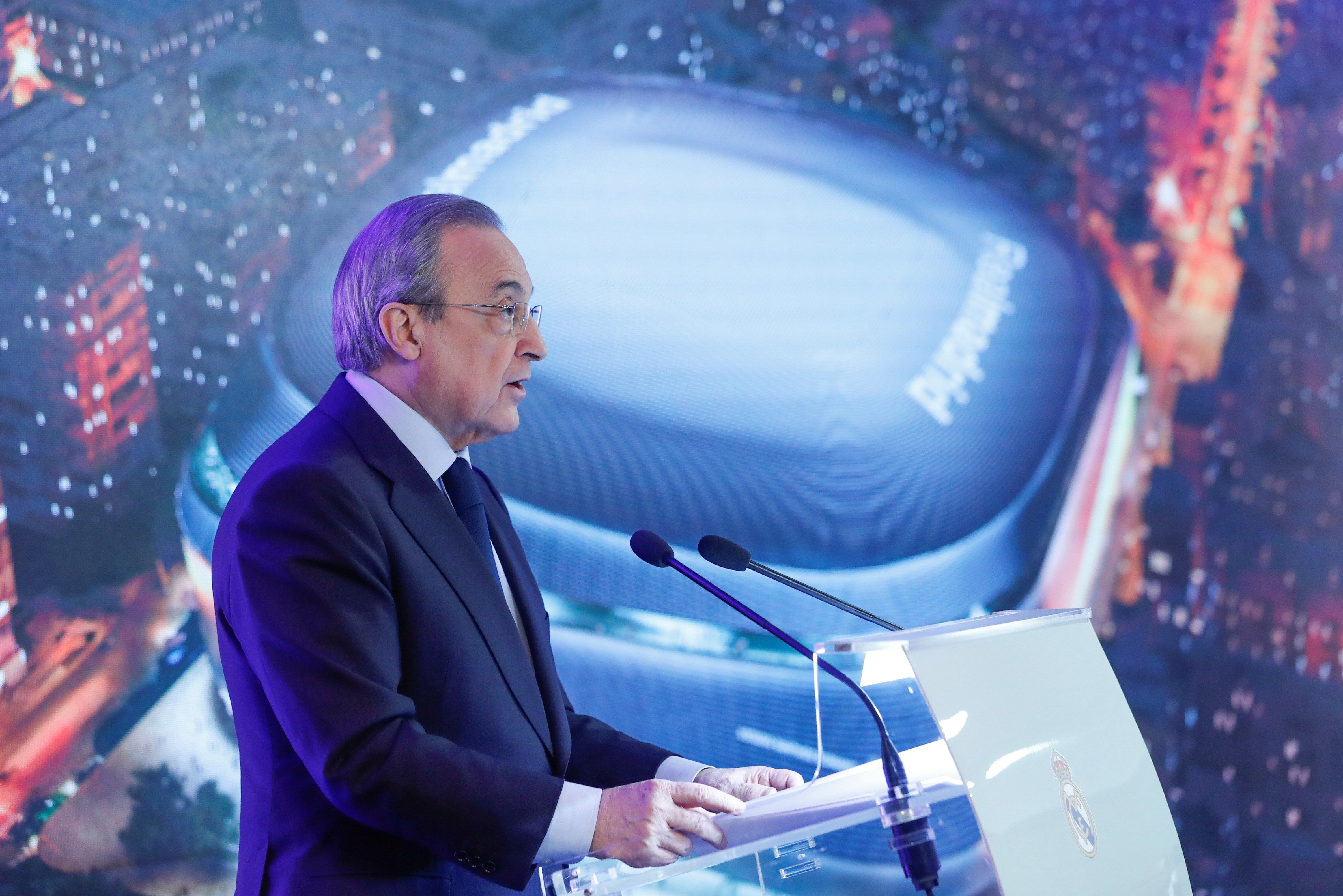 El presidente del Real Madrid, Florentino Pérez, pronuncia su discurso durante la presentación de la reforma del estadio Santiago Bernabéu. (Foto Prensa Libre: EFE)