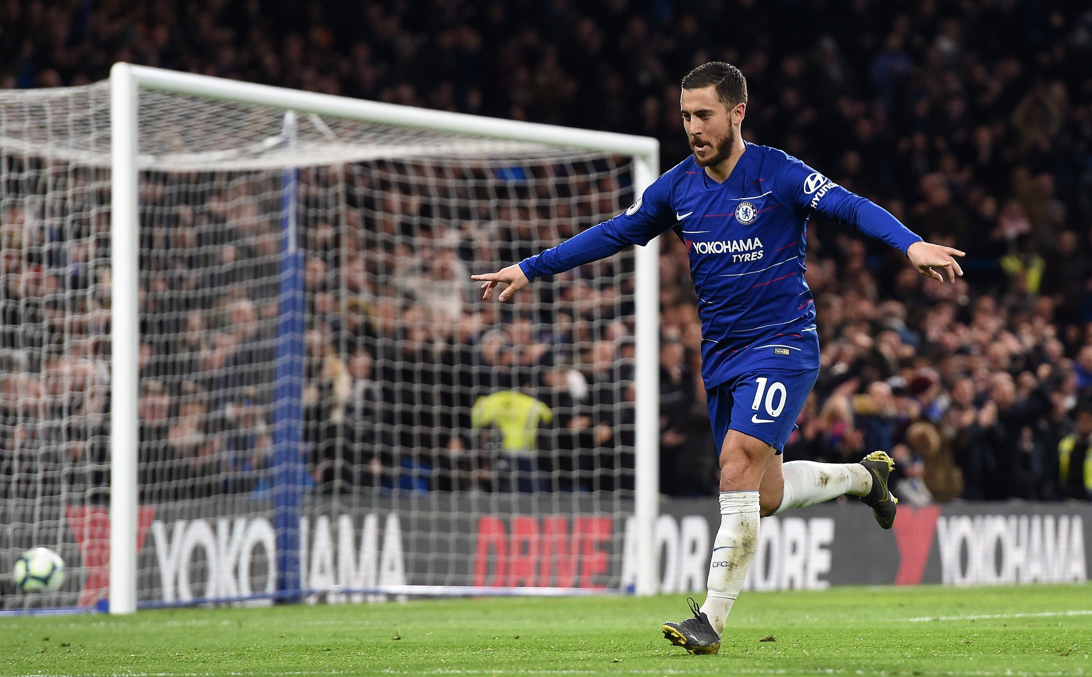 Eden Hazard del Chelsea celebra uno de los goles  para el triunfo de su equipo. (Foto Prensa Libre: EFE)