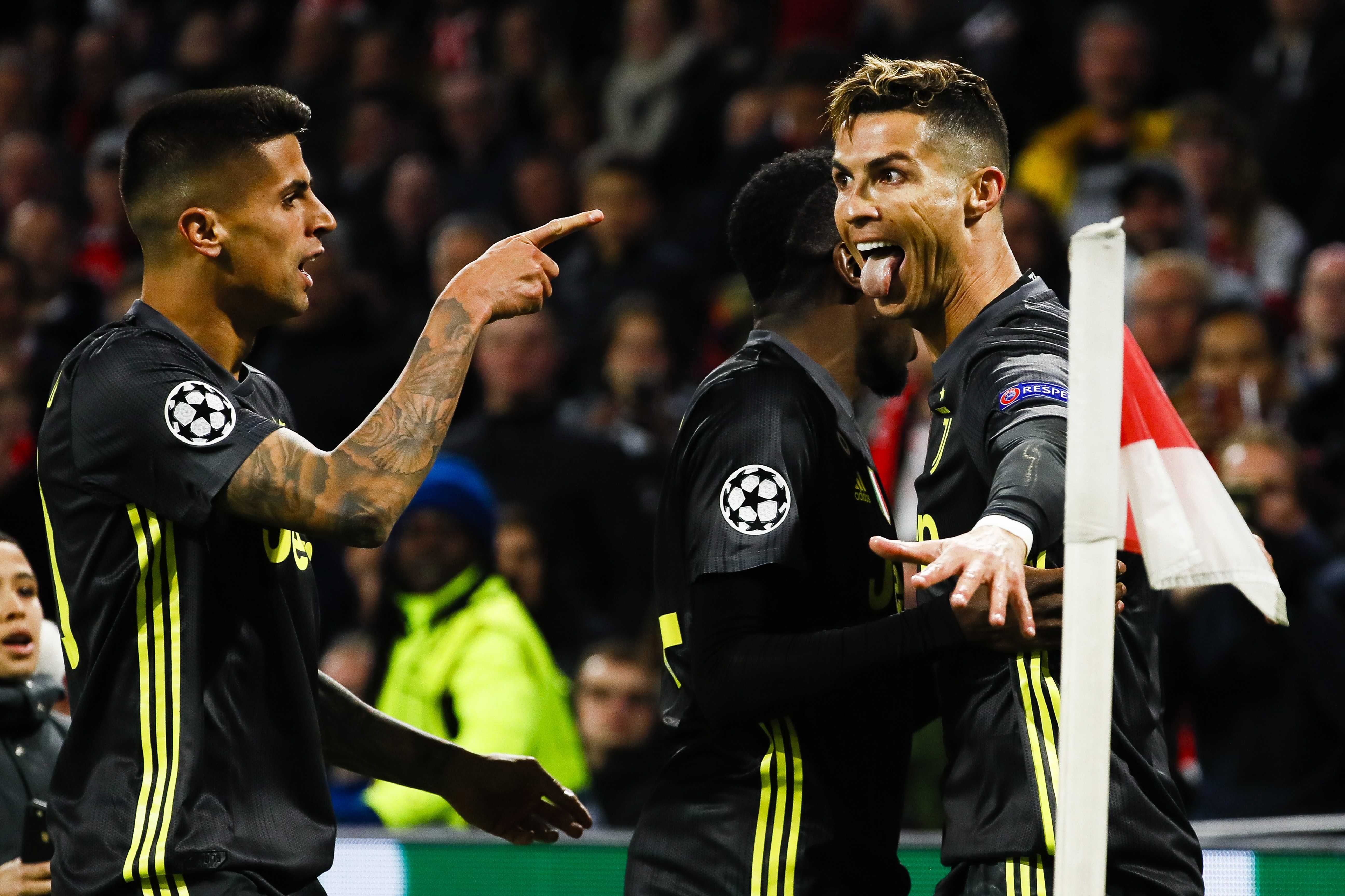 Cristiano Ronaldo (d) de la Juventus celebra con sus compañeros tras anotar un gol este miércoles, durante el partido de ida de cuartos de final de la Liga de Campeones UEFA, entre el Ajax Amsterdam y la Juventus FC,. (Foto Prensa Libre: EFE)