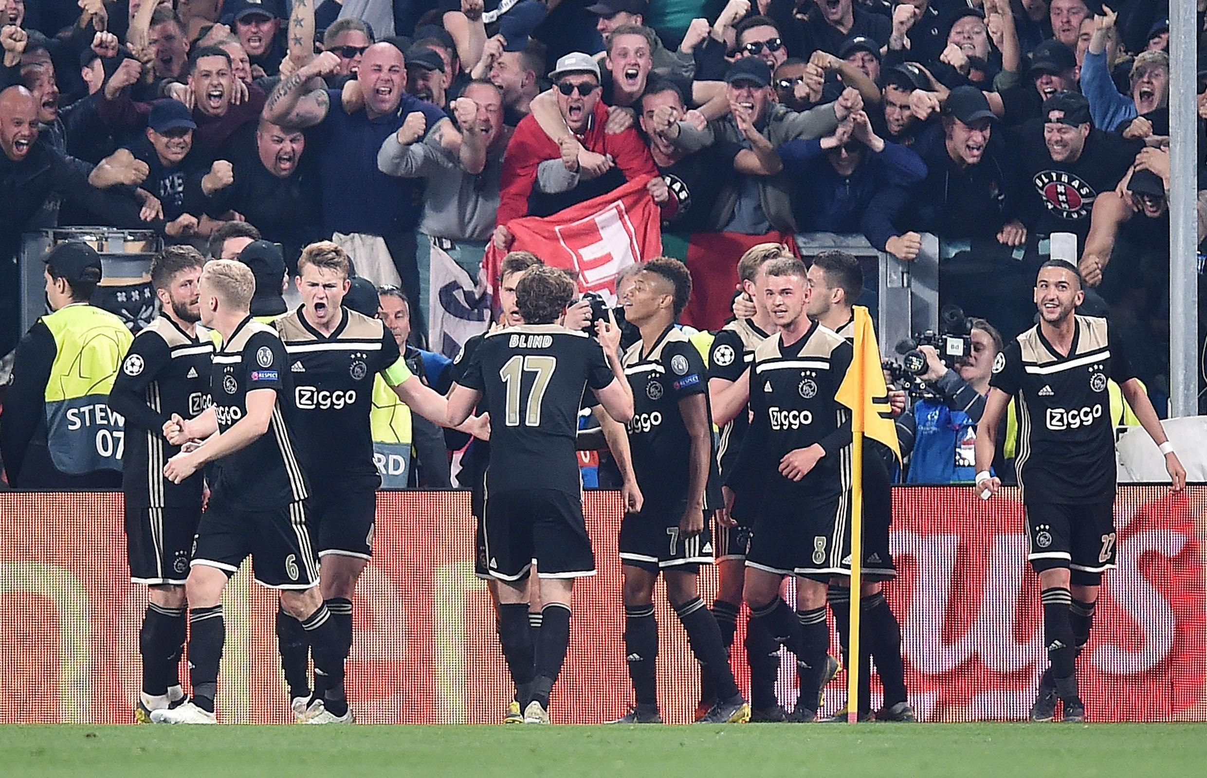 Así festejaron los jugadores del Ajax en Turín. (Foto Prensa Libre: EFE)