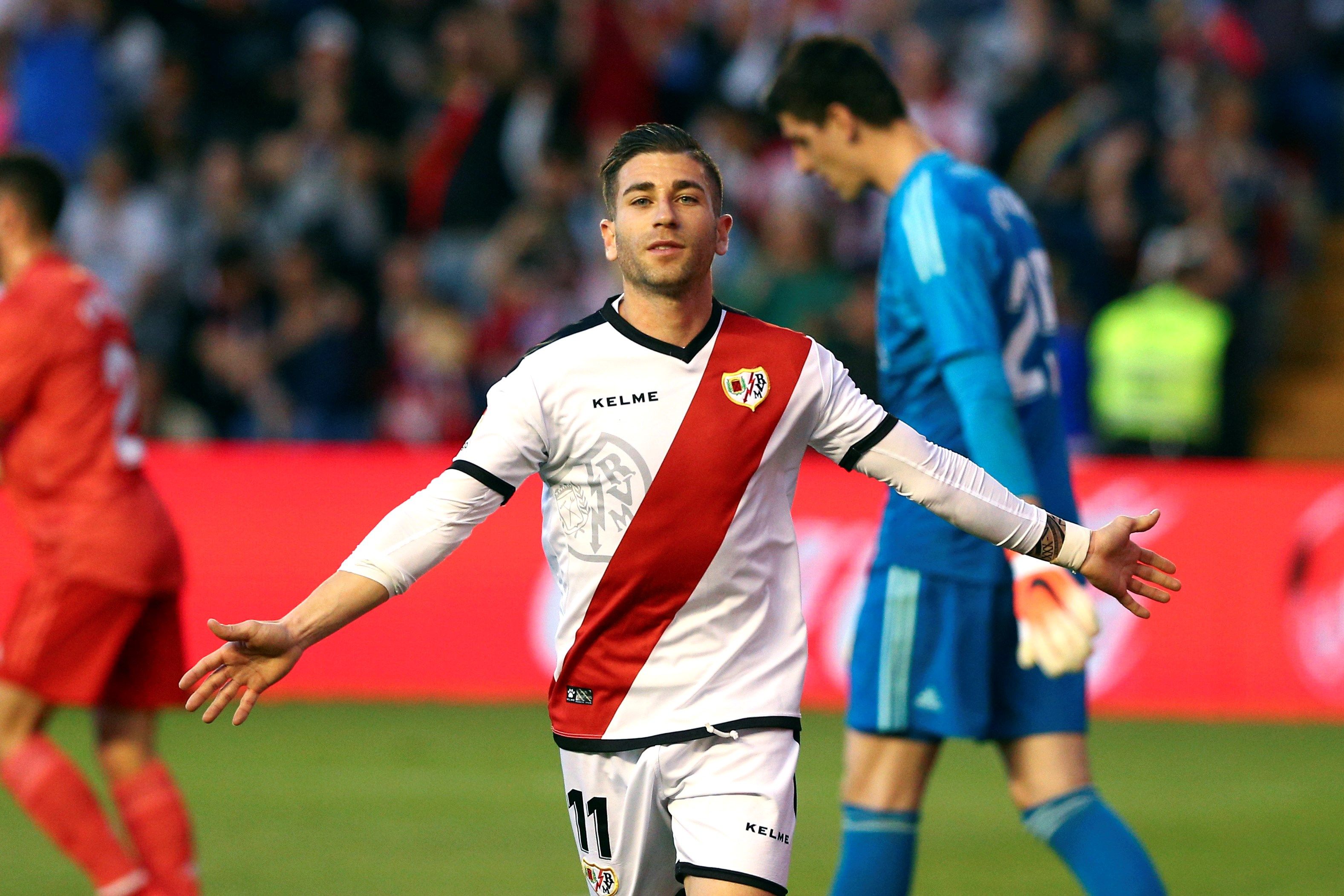 El centrocampista del Rayo Vallecano, Adrián Embarba, celebra el  gol del equipo vallecano frente al Real Madrid. (Foto Prensa Libre: EFE)