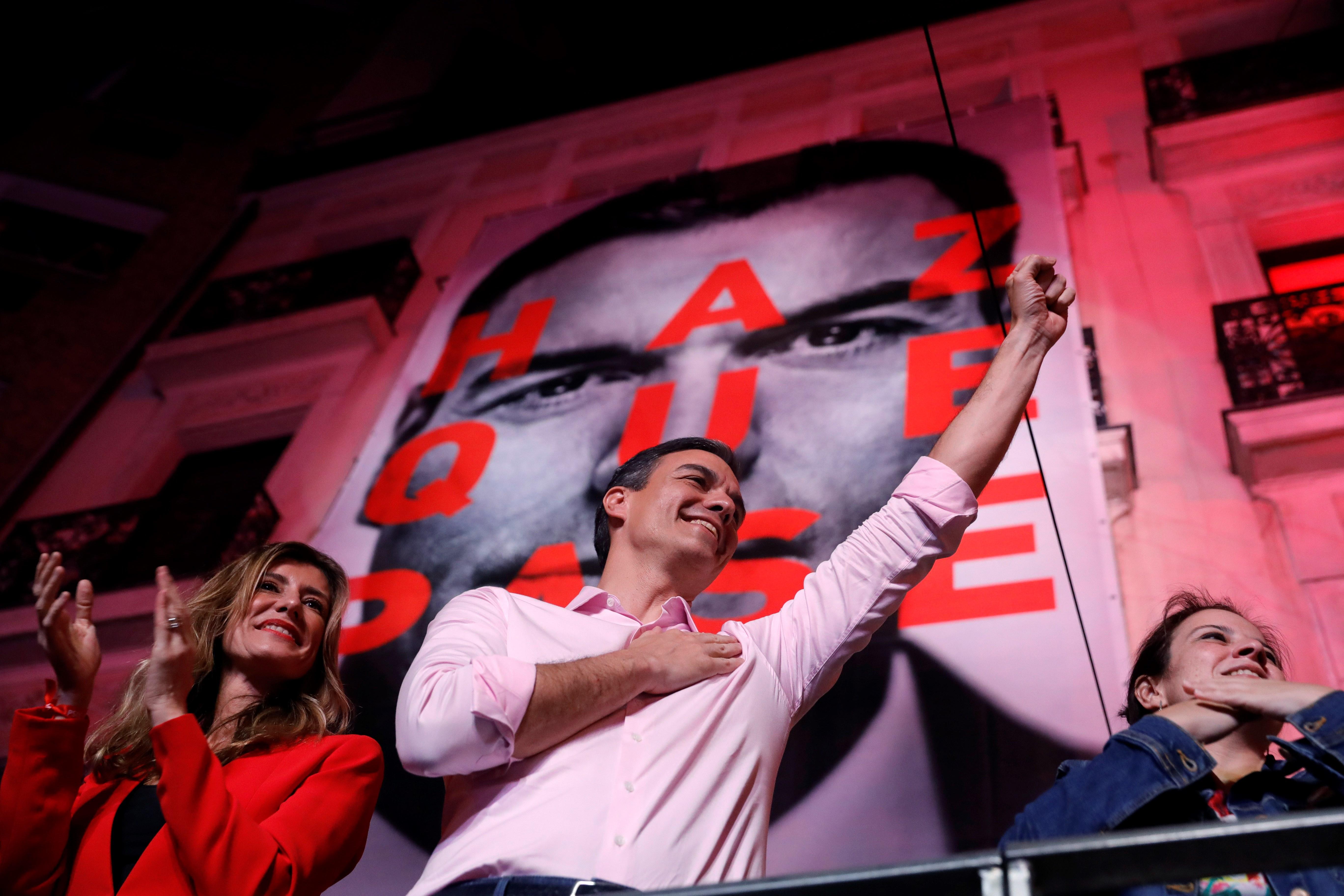 GRAF207. MADRID, 29/04/2019.- El candidato a la presidencia del Gobierno por el PSOE, Pedro Sánchez, acompañado por su mujer, María Begoña Gómez, durante su valoración de los resultados electorales en la sede socialista en la Calle Ferraz de Madrid. EFE/JuanJo Martín.