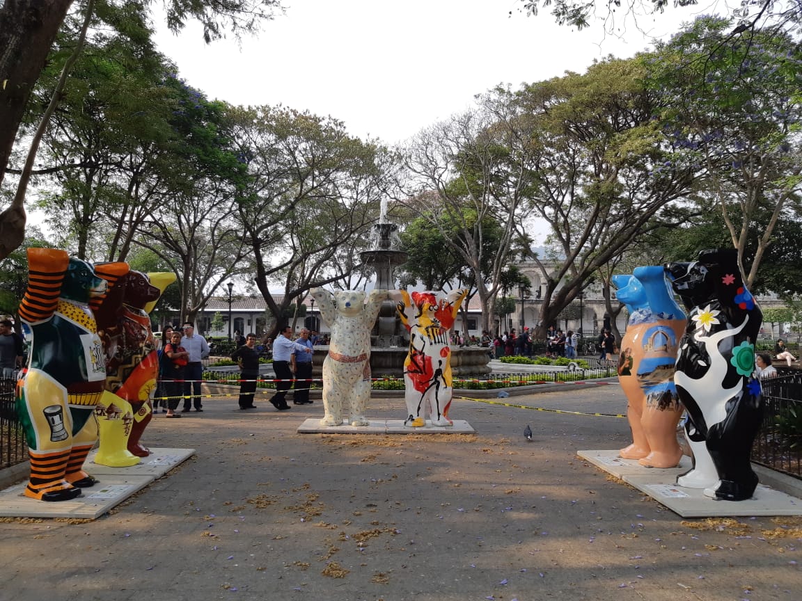 Parte de los United Buddy Bear que estarán expuestos desde hoy, 25 de abril, en el parque central de Antigua Guatemala. (Foto Prensa Libre: Julio Sicán)