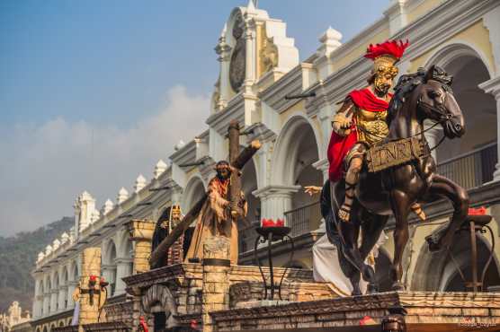 El Palacio de los Capitanes, testigo del paso de varios cortejos, es el fondo perfecto para la procesión del cuarto domingo de Cuaresma en Antigua Guatemala. Foto Prensa Libre: Jorge Cuyun