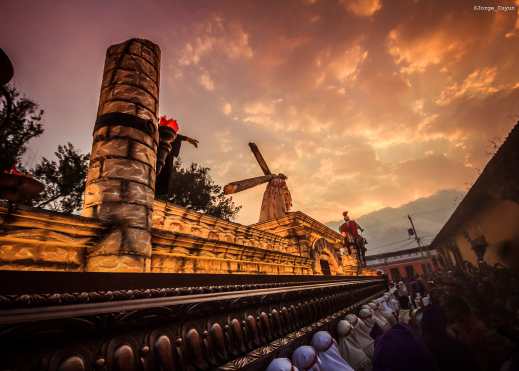 Los rayos del sol bañan las andas durante el atardecer. Foto Prensa Libre: Jorge Cuyun