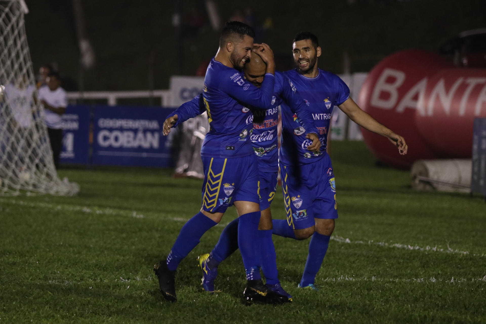 Cobán Imperial es el líder de los príncipes azules. Janderson Pereira fue el artífice del gol ganador. (Foto Prensa Libre: Eduardo Sam)