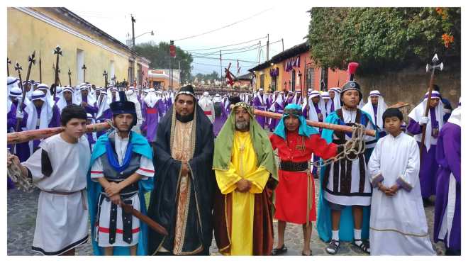 Varias personas se visten con trajes de la época de Jesús para revivir esos instantes. Foto Prensa Libre: Roberto Masaya