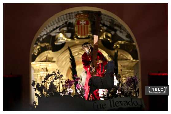 Desde las 12 de la noche salen los anunciantes de la sentencia de Jesús en las calles de Antigua Guatemala. Foto Prensa Libre: cortesía Nelo Mijangos