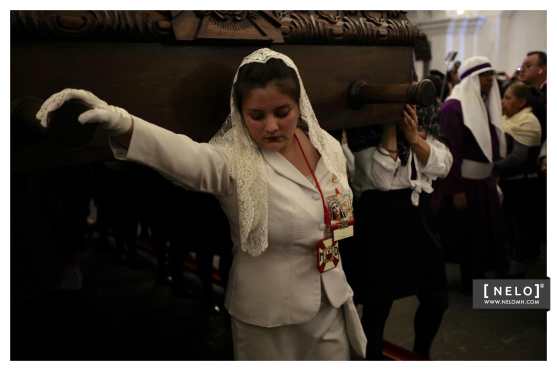 Una dama timonea el anda de la Virgen de Dolores en Antigua Guatemala. Foto Prensa Libre: Nelo Mijangos