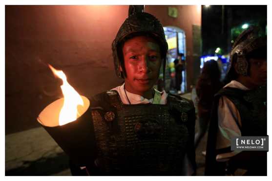 Un escuadrón de romanos con antorchas acompaña el paso de Jesús de la Merced en Antigua Guatemala. Foto Prensa Libre: cortesía Nelo Mijangos