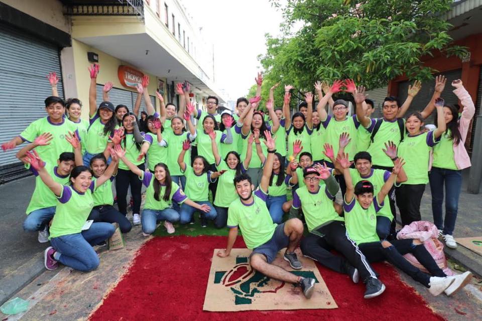 Por octavo año consecutivo varias personas, en su mayoría jóvenes, realizaron la alfombra de aserrín más grande de Guatemala. Foto Prensa Libre: Municipalidad de Guatemala