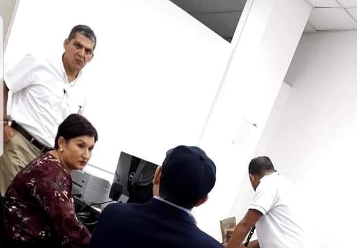 Thelma Aldana, durante averiguaciones migratorias en el aeropuerto de Tegucigalpa. (Foto: Migración de Honduras)