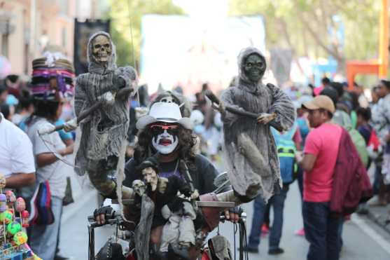 Durante el recorrido hay varios estudiantes que portan disfraces. Foto Prensa Libre: Juan Diego González