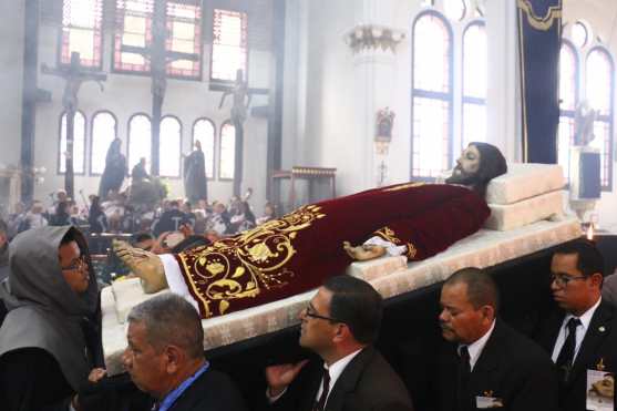 El Santo Cristo Yacente saldrá en procesión el Viernes Santo a partir de las 2 de la tarde y regresará pasada la media noche a la iglesia de El Calvario. Foto Prensa Libre: Juan Carlos Pérez