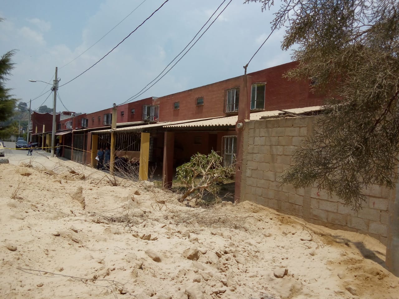 El deslizamiento bloqueó una calle y varias viviendas. (Foto: Conred)