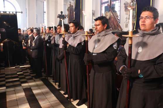 La Hermandad de Cruzados de Cristo hace una valla para el paso de Jesús en la iglesia. Foto Prensa Libre: Juan Carlos Pérez