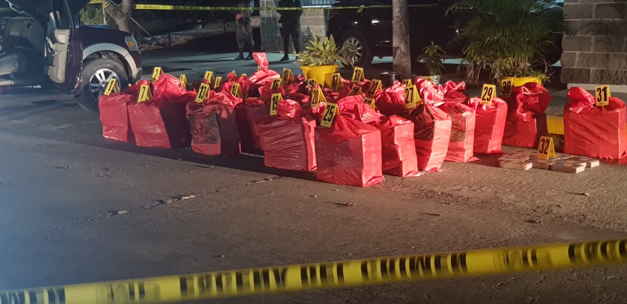 La Policía Nacional Civil, por medio del persona antinarcóticos, incautó cerca de una tonelada de cocaína. (Foto Prensa Libre: Cortesía)