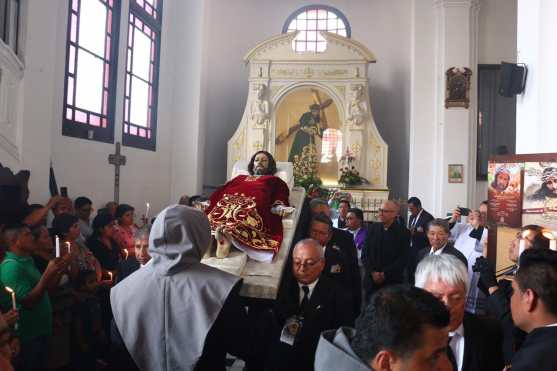 Previo al acto de unción la imagen recorre el templo en una procesión intramuros. Foto Prensa Libre; Juan Carlos Pérez 