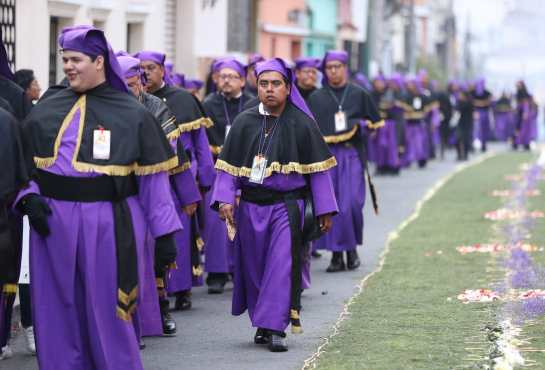 Los cucuruchos mercedarios utilizan el traje morado pero sus motivos son negros con dorado. Foto Prensa Libre: Óscar Rivas