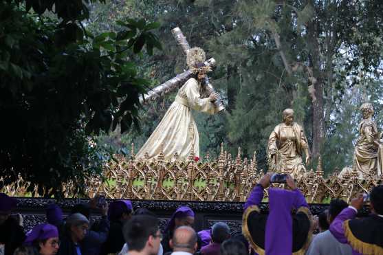 Varias personas intentan tomarle una fotografía con su teléfono al nazareno. Foto Prensa Libre: Óscar Rivas