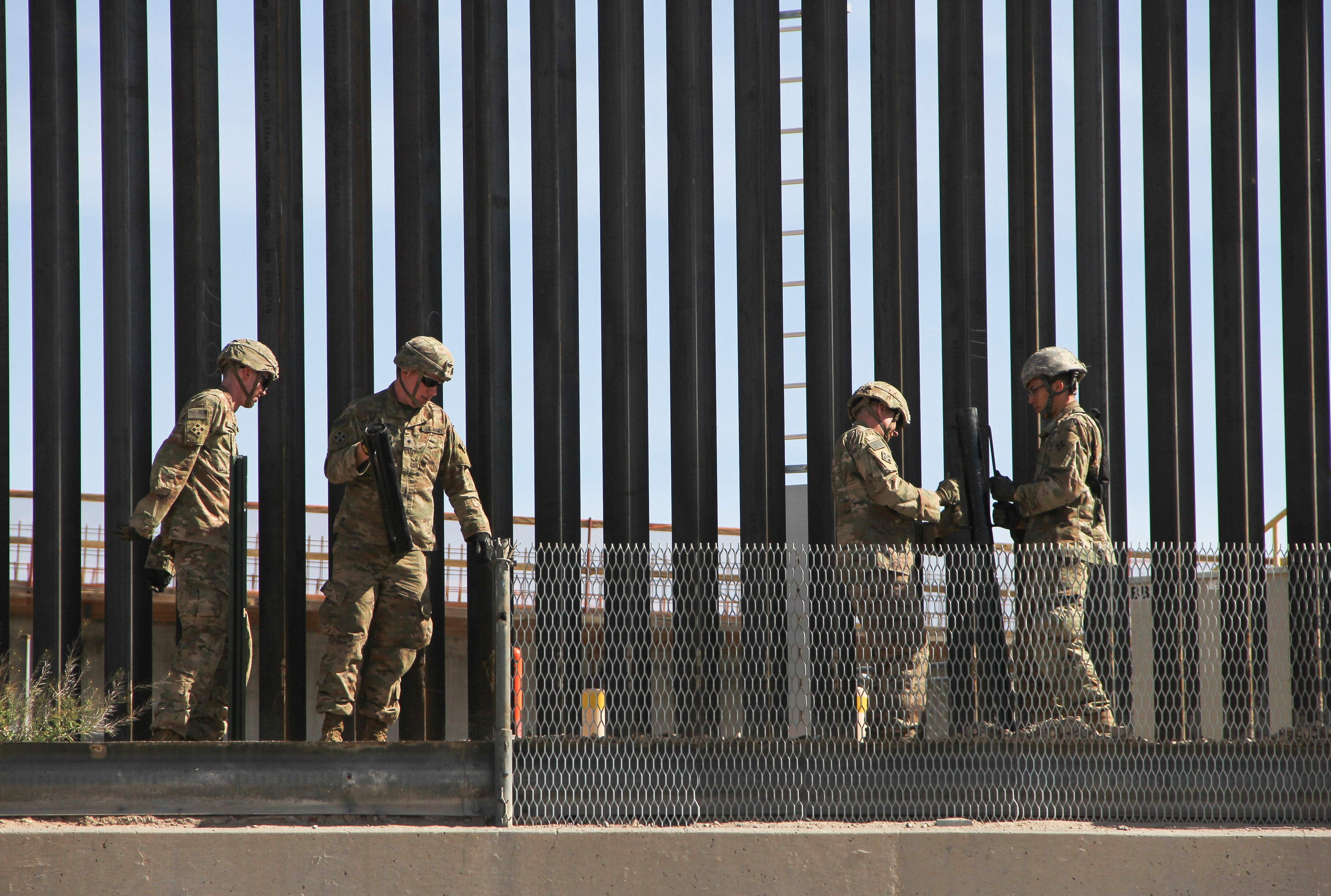 Soldados estadounidenses en El Paso Texas, punto  fronterizo con México. (Foto Prensa Libre: AFP)
