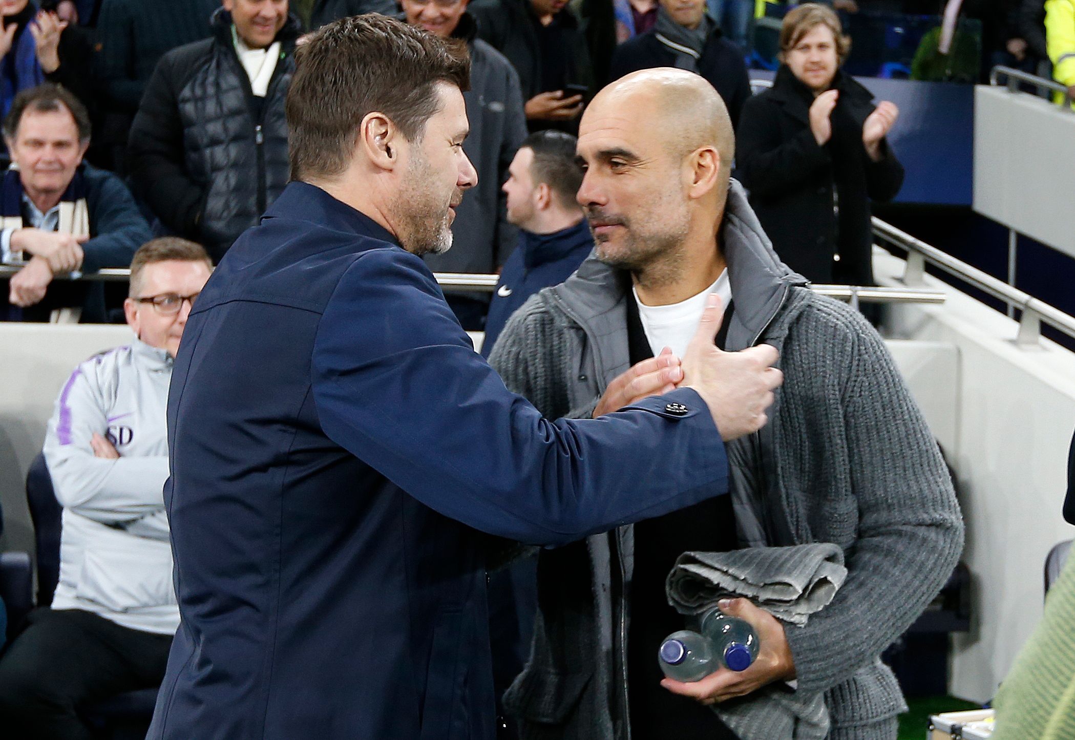 Los técnicos argentino y español han coincidido en varias oportunidades. Desde España hasta Inglaterra. Foto Prensa Libre: AFP.