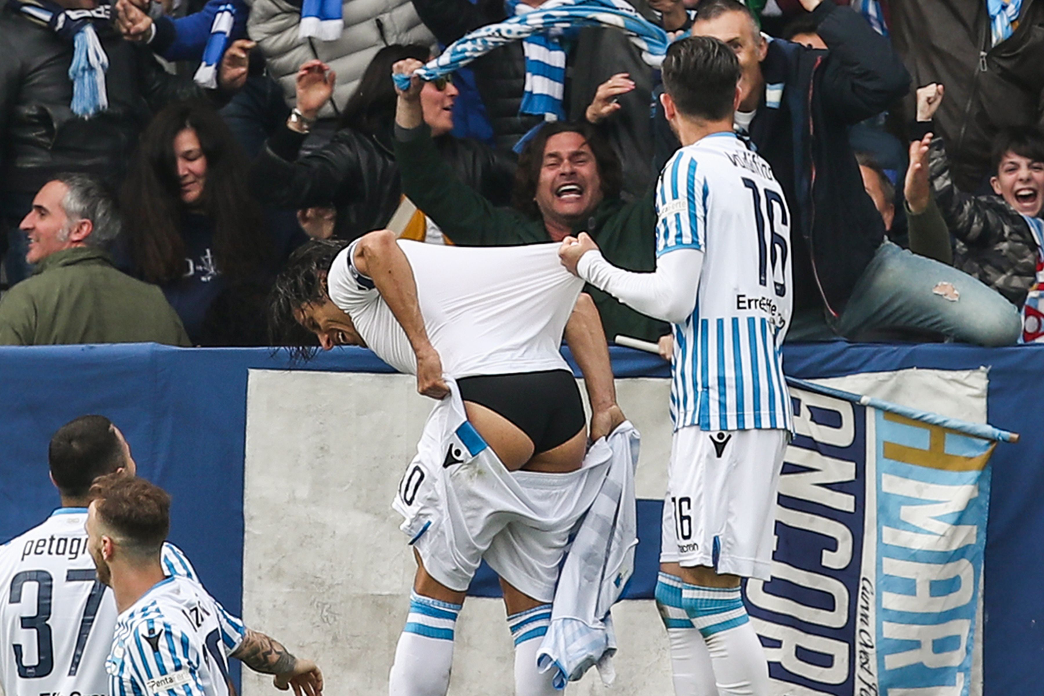 Sergio Floccari festejó de esta manera el gol del triunfo contra la Juventus. (Foto Prensa Libre: AFP)