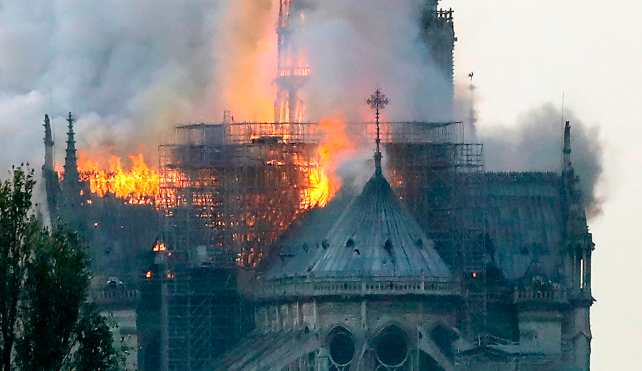 Bomberos de París han indicado que el incendio se registró desde las 18:30, hora de París. Foto Prensa Libre: AFP 