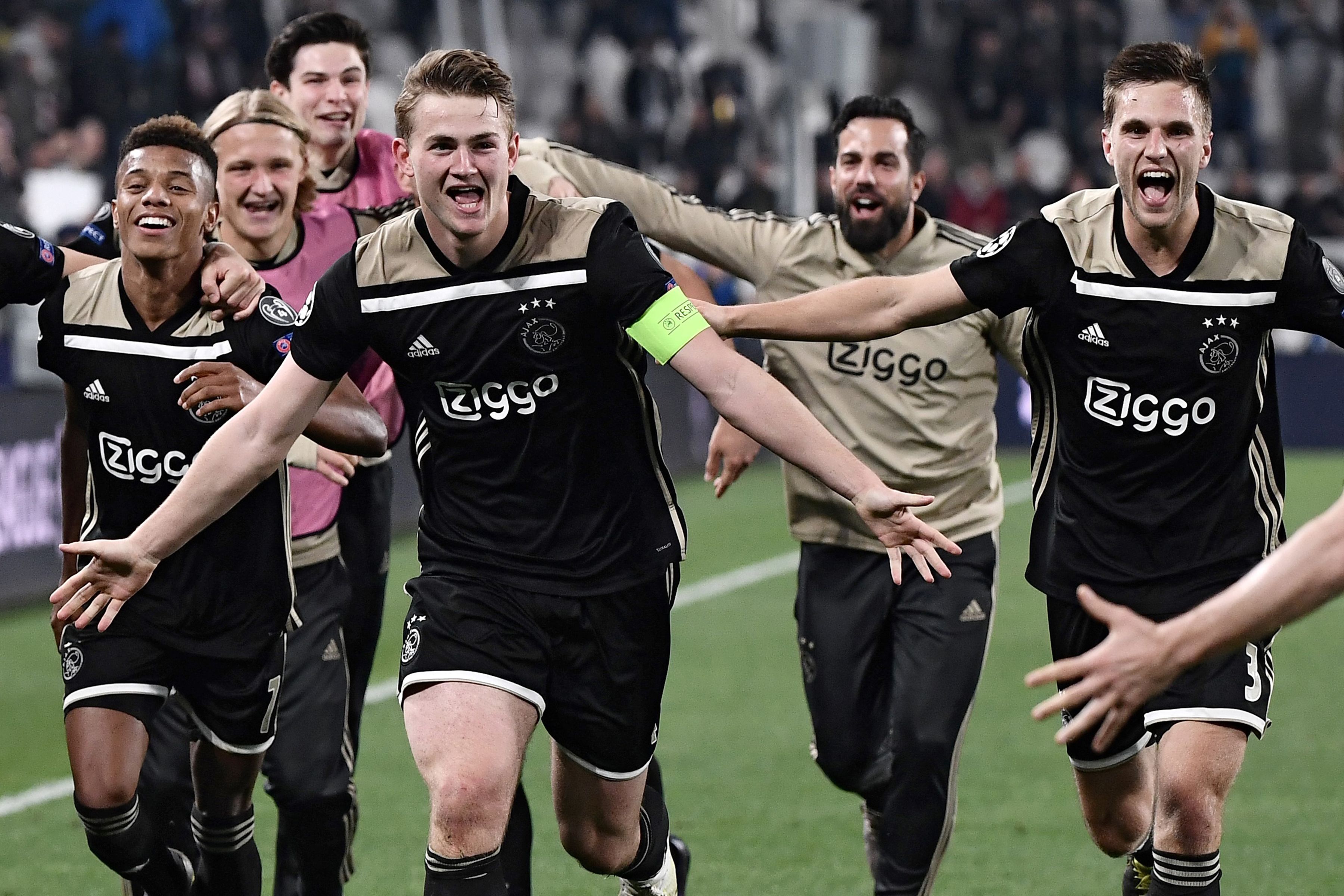 Matthijs de Ligt (C), capitán del Ajax, celebró así la clasificación a semifinales. (Foto Prensa Libre: AFP)