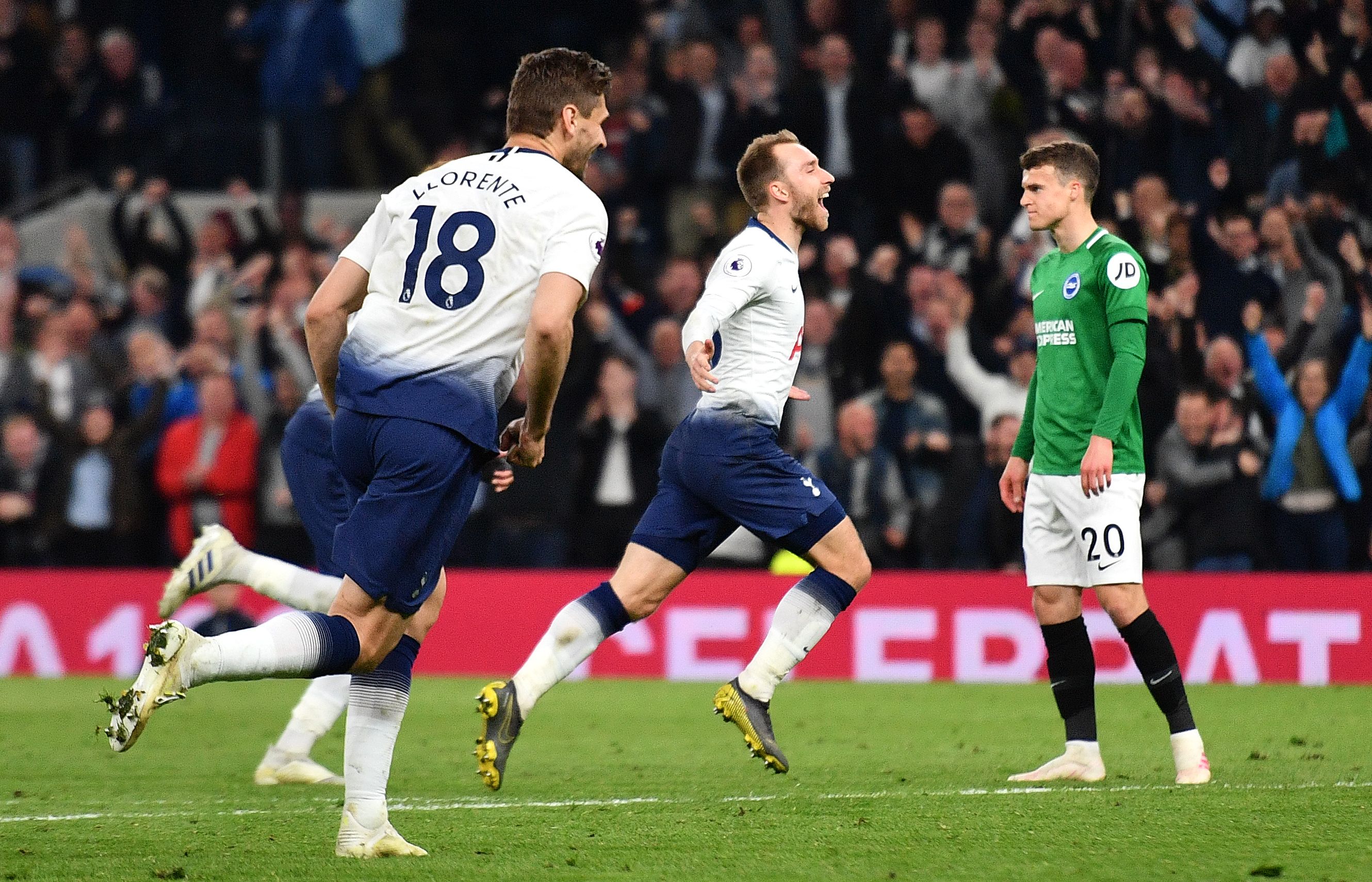 El mediocampista danés Christian Eriksen (centro) celebra con sus compañeros el gol del triunfo. (Foto Prensa Libre: AFP)