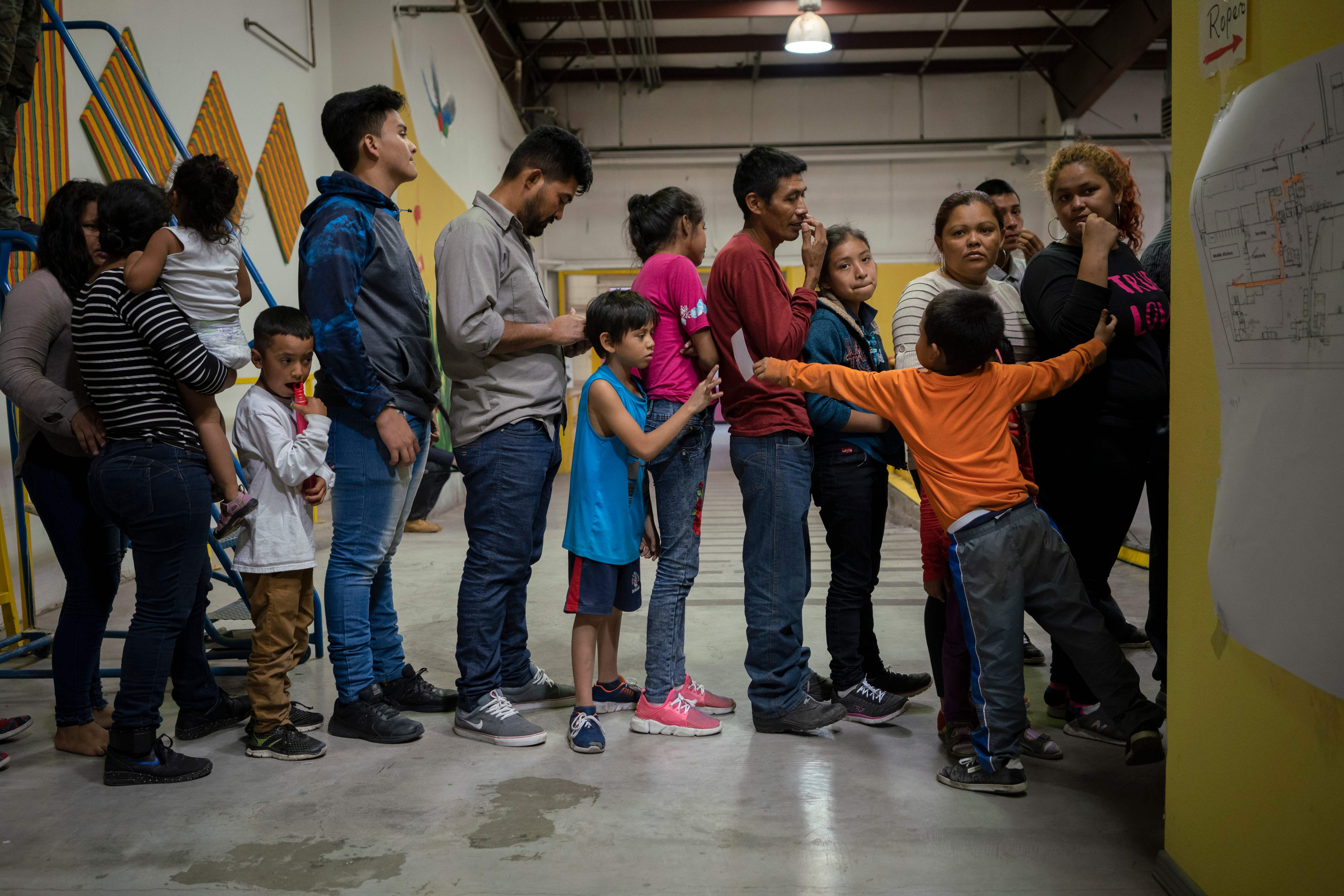 Migrantes a la espera de ser registrados. (Foto: Prensa Libre: AFP)