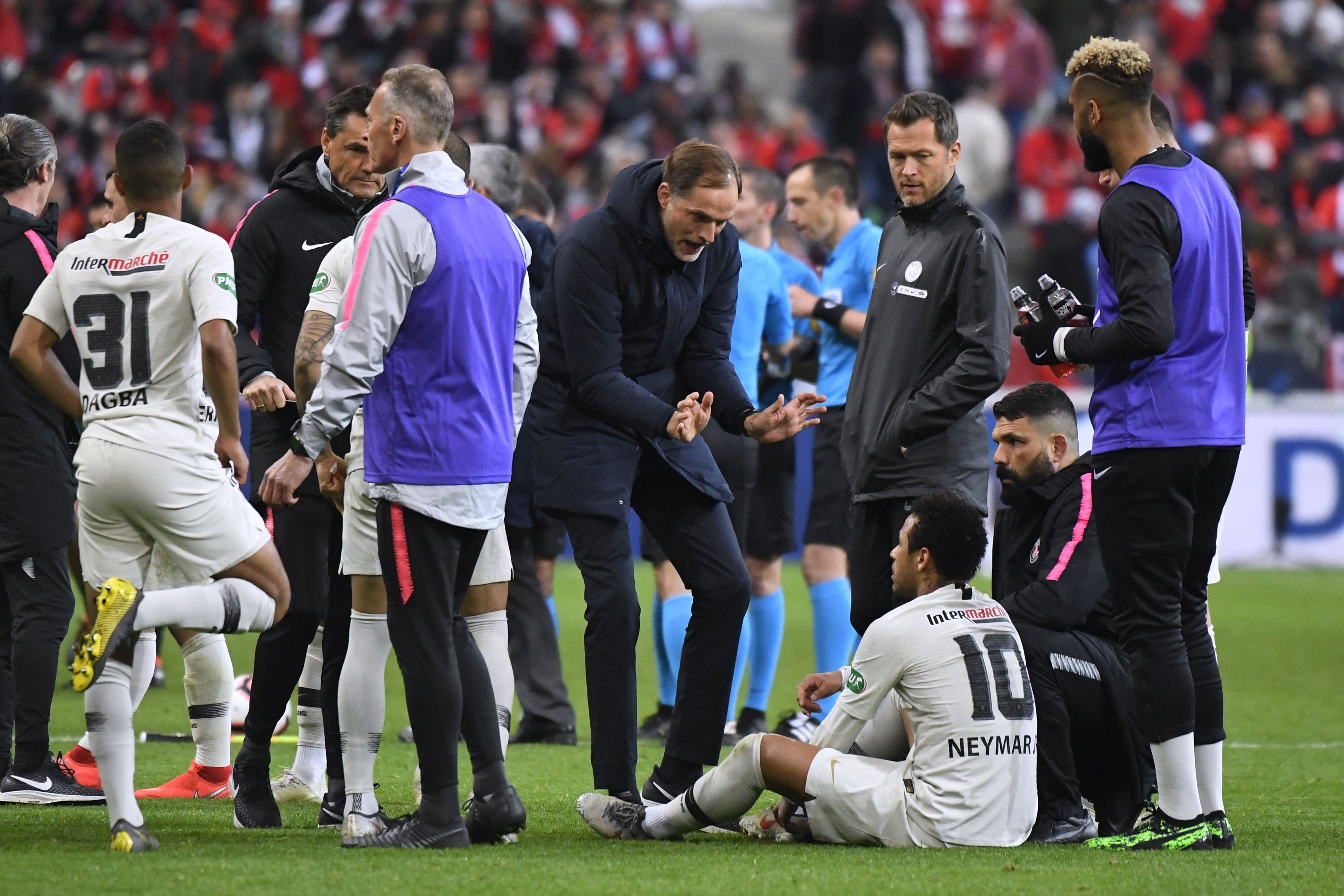 Thomas Tuchel conversa con Neymar, en un partido de la temporada anterior. (Foto Prensa Libre: EFE)