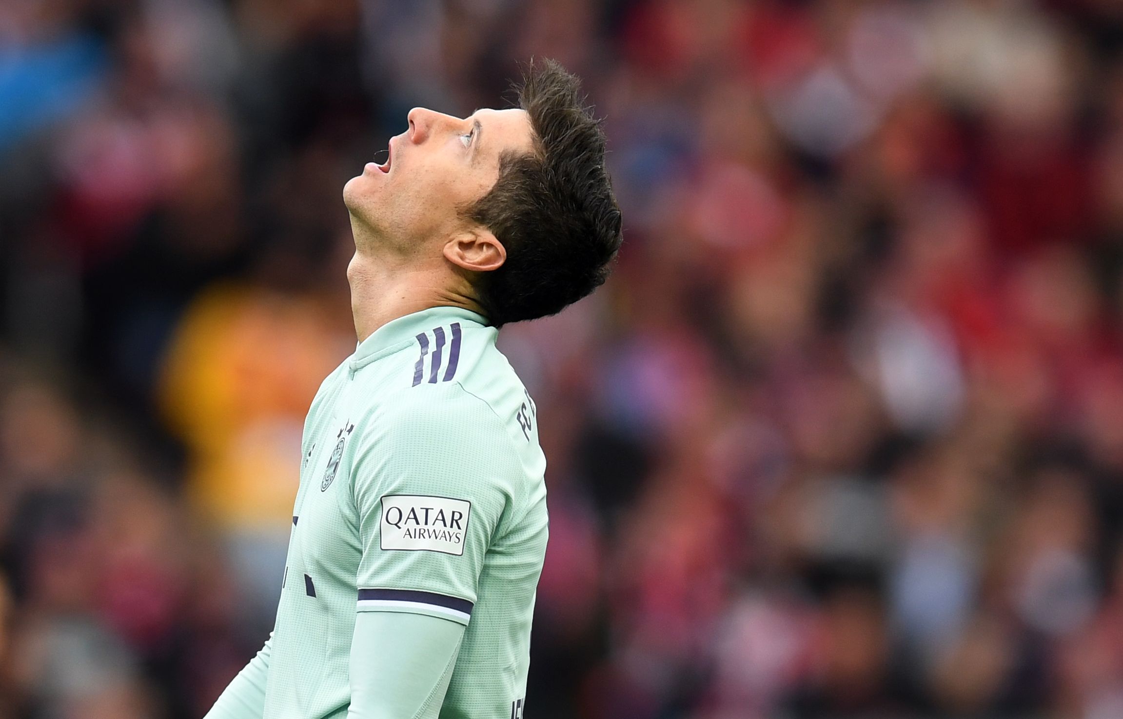 El delantero del Bayern Múnich Robert Lewandowski se lamenta el tropiezo de su equipo. (Foto Prensa Libre: AFP) 