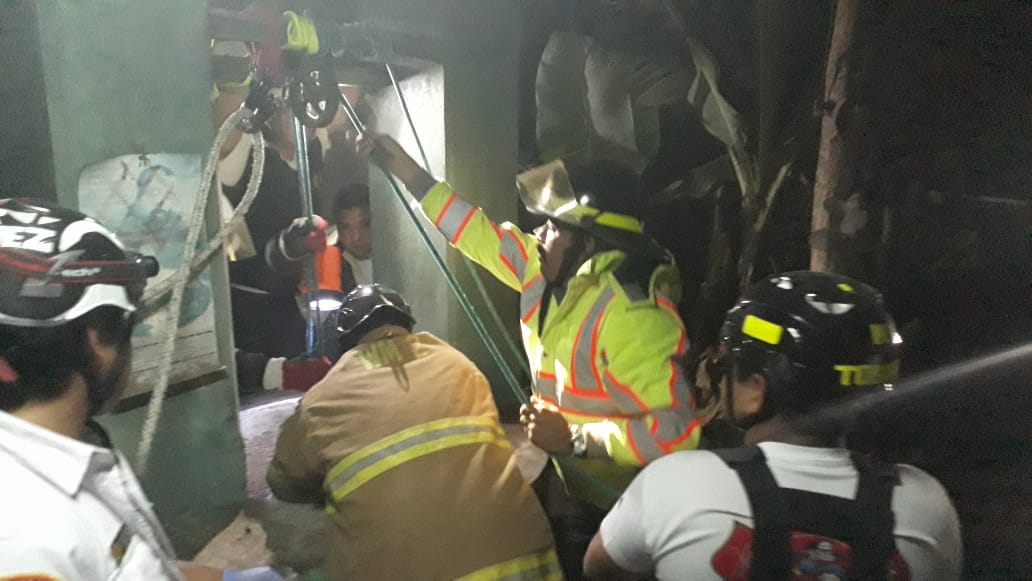 Socorristas extraen del pozo los cadáveres de las dos ancianas. (Foto Prensa Libre: Cortesía Bomberos Voluntarios). 