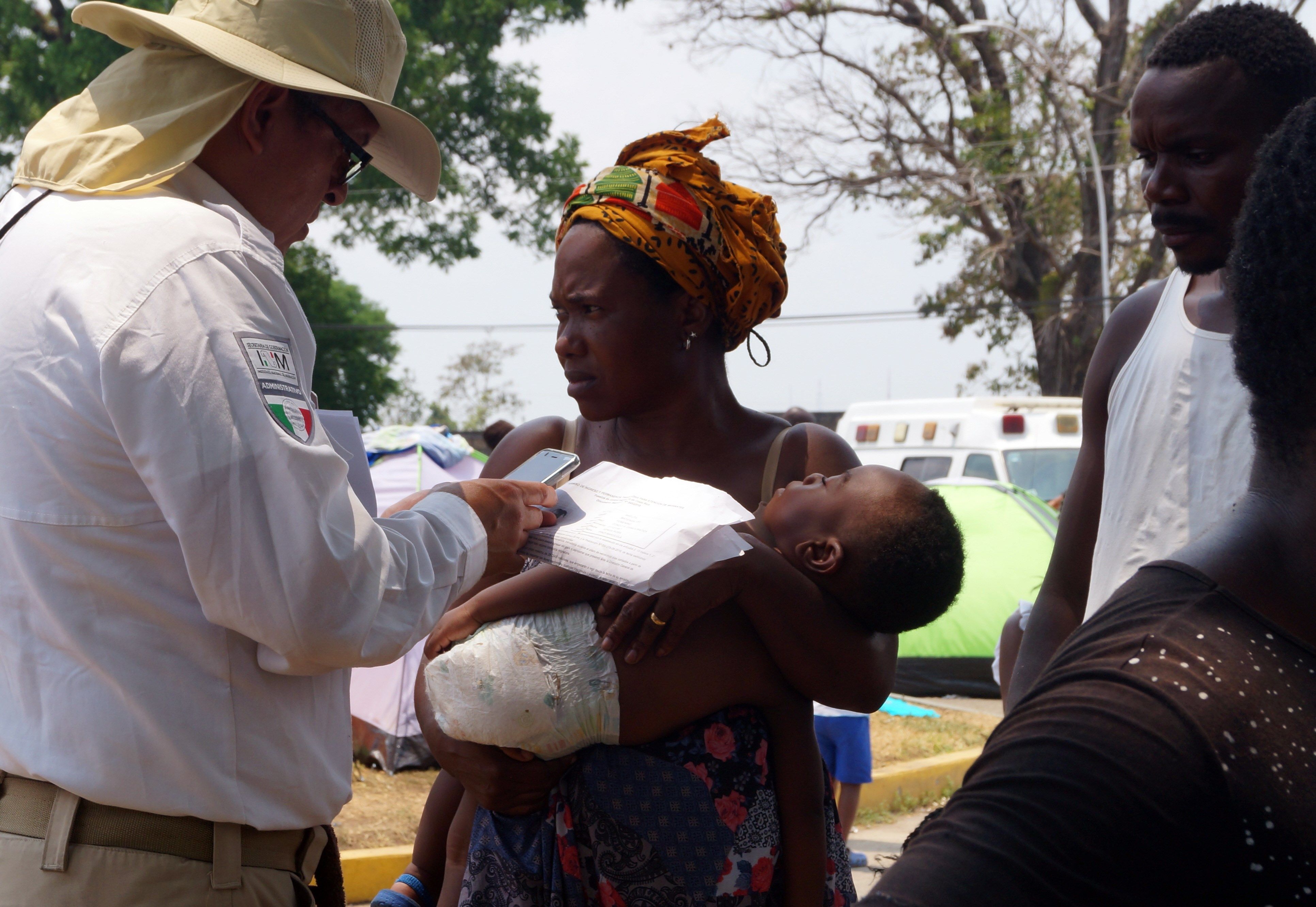 Migrantes continúan con su espera en el centro migratorio de la ciudad de Tapachula. (Foto Prensa Libre: EFE)