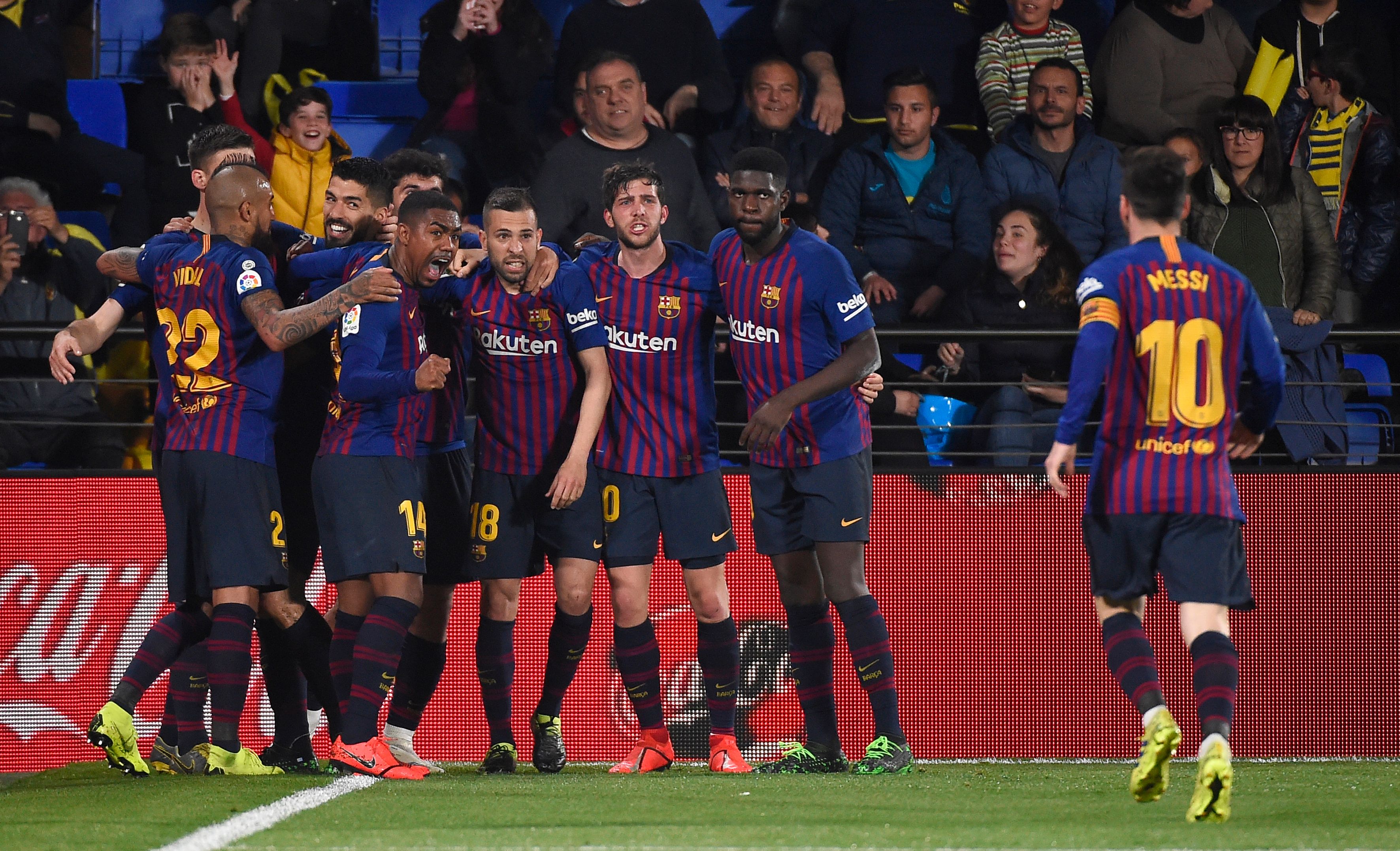 Los jugadores del Barcelona celebran eufóricos tras haber empatado contra el Villarreal. (Foto Prensa Libre: AFP)