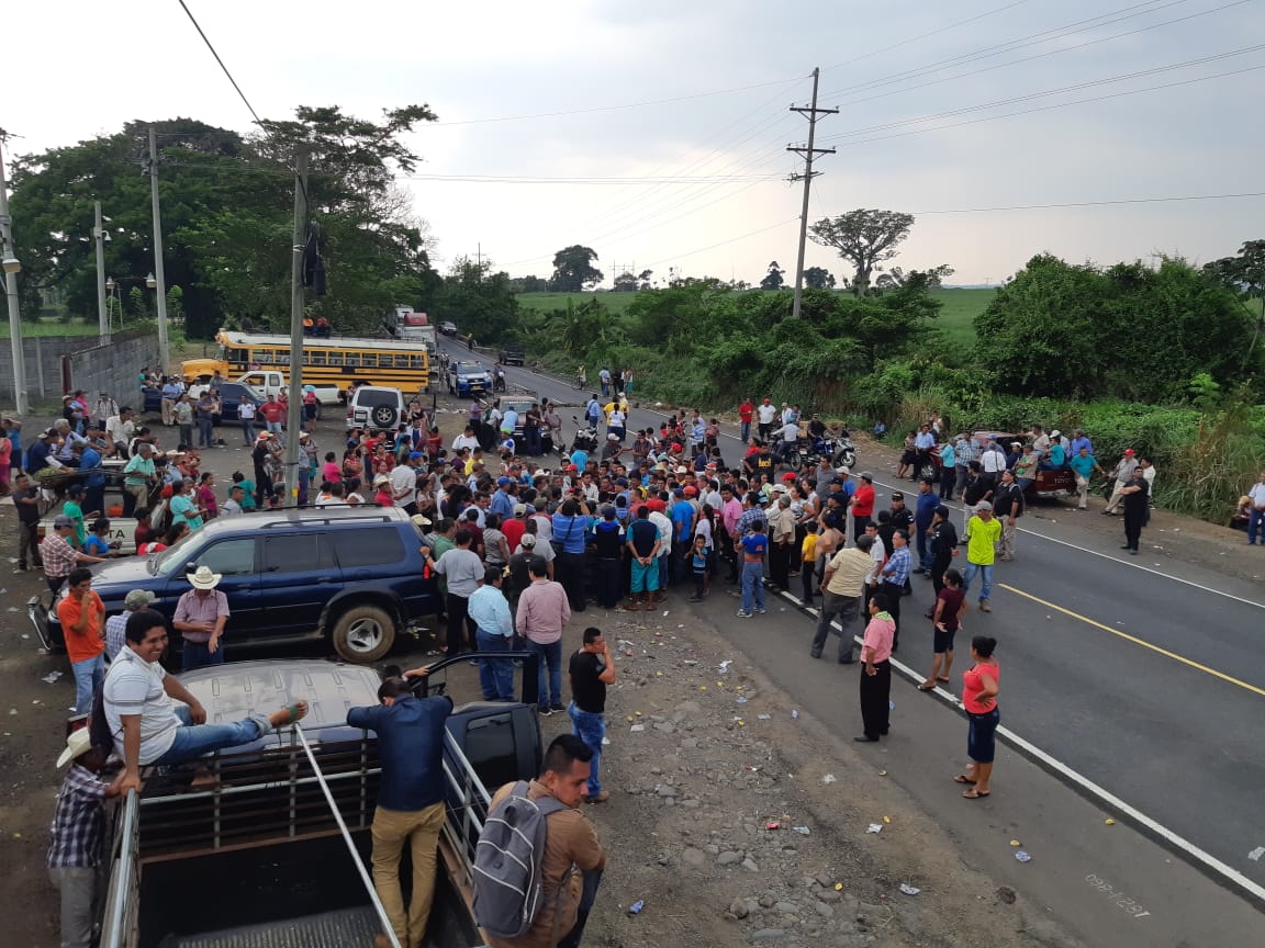 Punto del bloqueo en el km 183 de la ruta al suroccidente, en Retalhuleu. (Foto Prensa Libre: Rolando Miranda). 