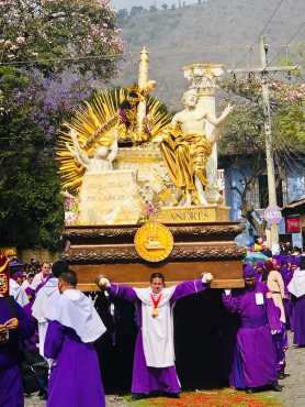 La Hermandad de Jesús de la Caída ha sido rigurosa para que las personas acaten la uniformidad durante la procesión. Foto Prensa Libre: Carlos Huertas