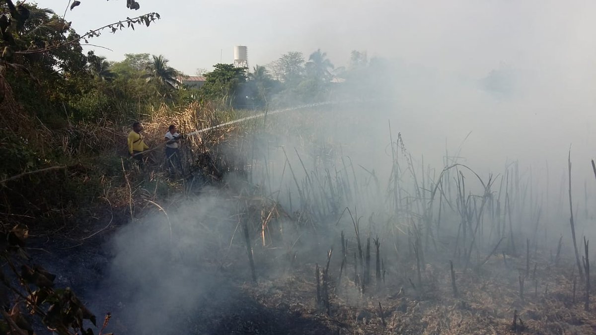 Socorristas intentan apagar el fuego en el Barrio Nuevo, Antigua Laguna, San Benito, Petén. (Foto Prensa Libre: Cortesía CVB)
