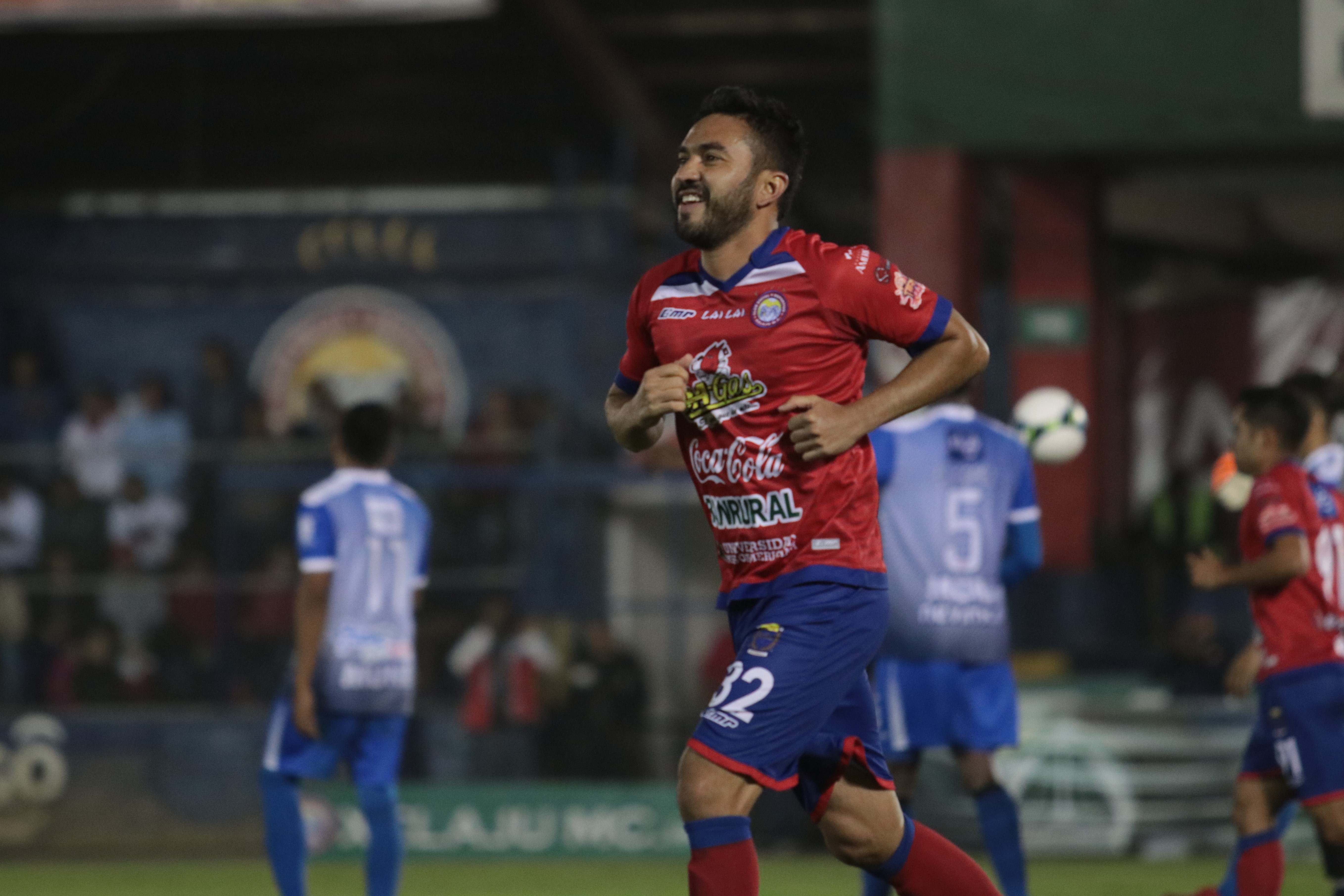 Carlos Kamiani celebró doblete ante Iztapa y superó a Mario Acevedo en la tabla de goleadores históricos de Guatemala. (Foto Prensa Libre: Raúl Juárez)