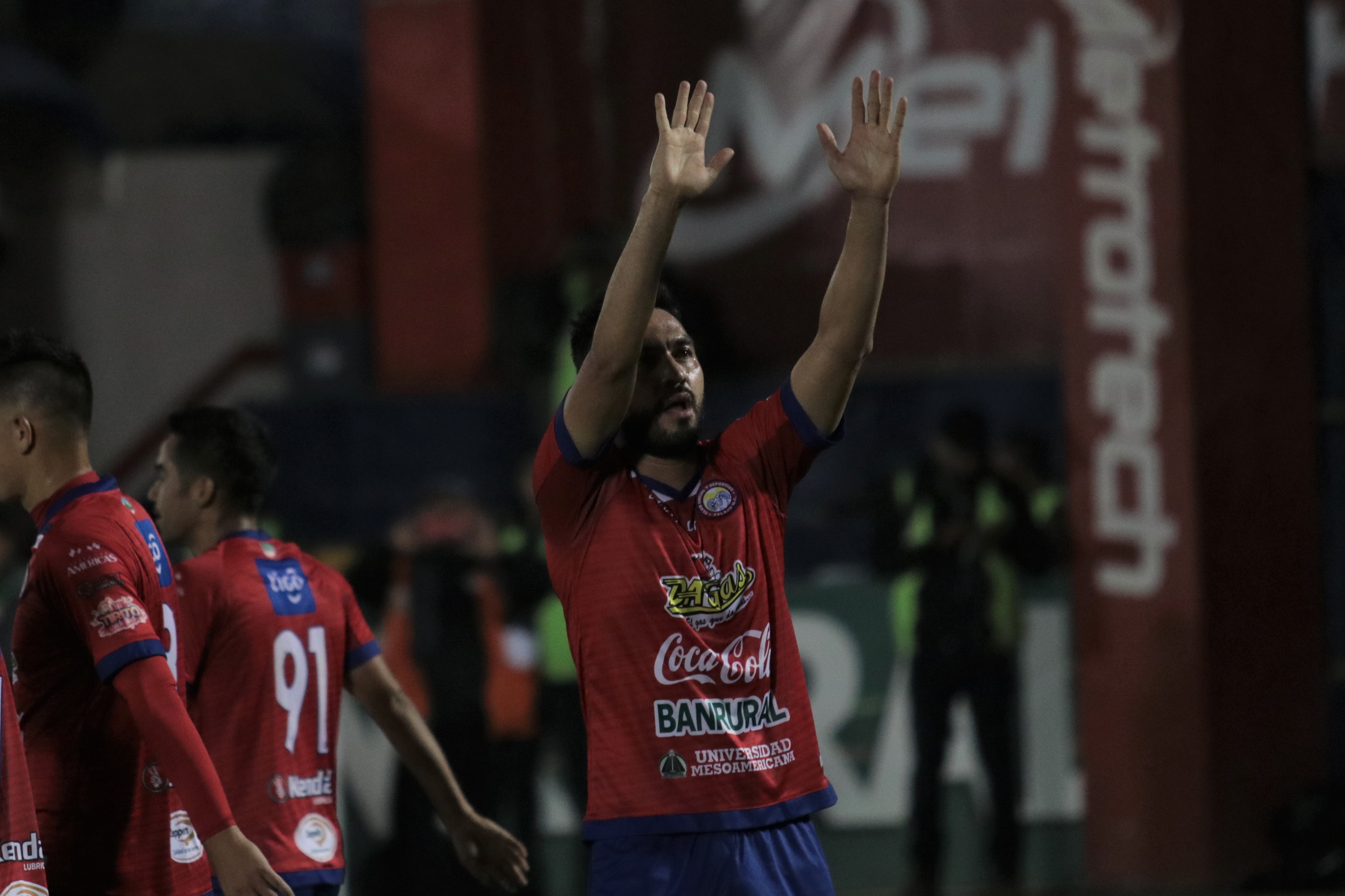 Carlos Kamiani Félix celebra el primer gol de Xelajú MC en la victoria 2-0 contra Iztapa. (Foto Prensa Libre: Raúl Juárez) 