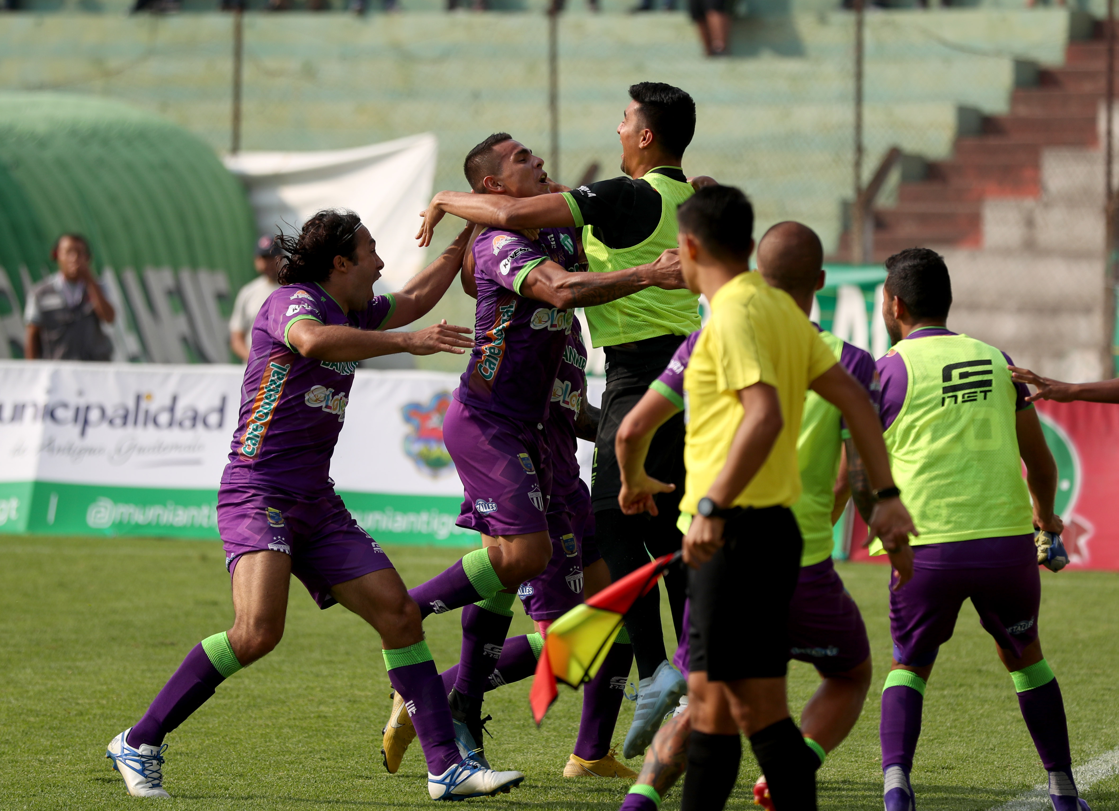 Los jugadores de Antigua GFC celebraron la remontada. (Foto Prensa Libre: Carlos Vicente)