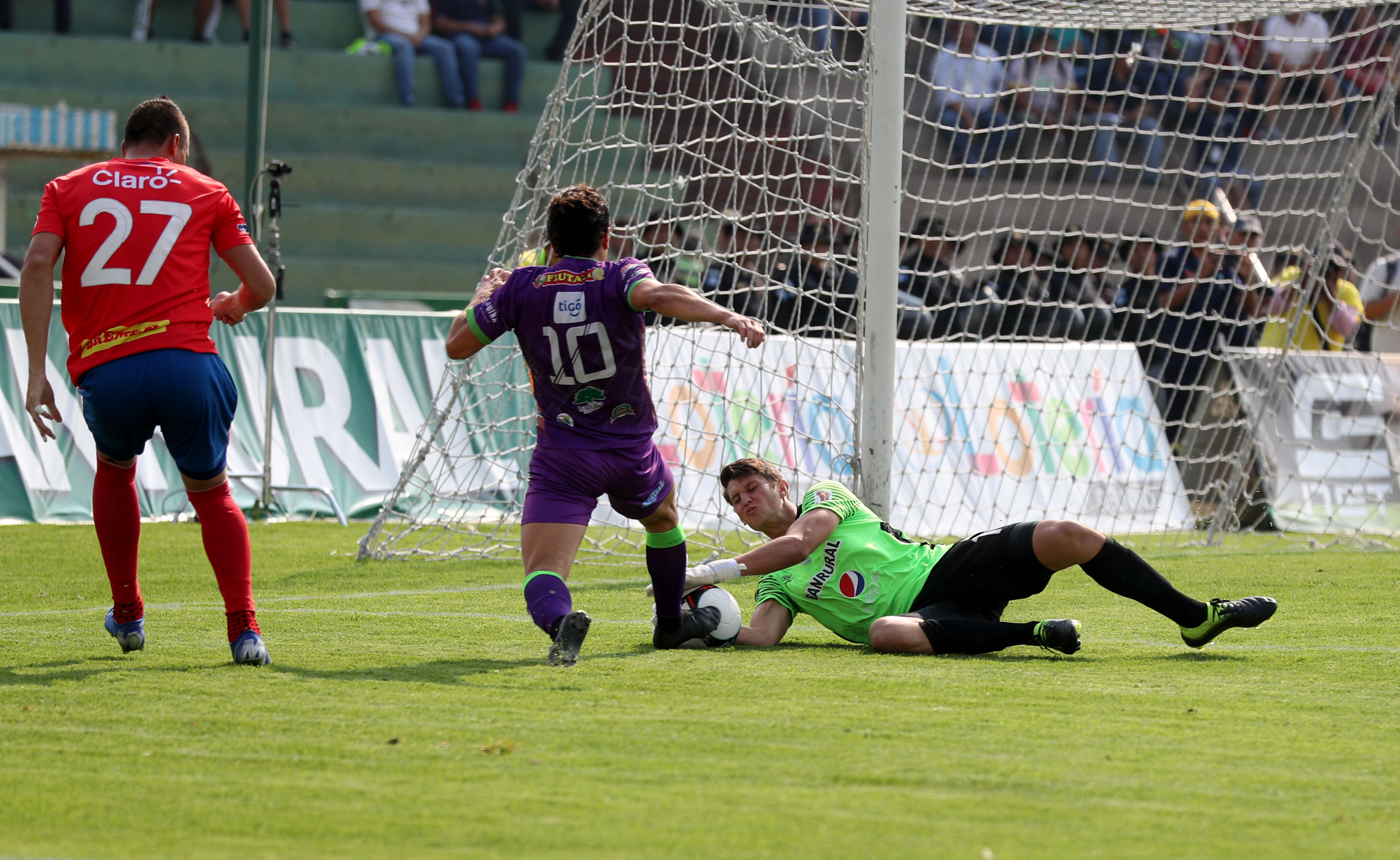 Nicholas Hagen, en una jugada clave contra Antigua GFC. (Foto Prensa Libre: Carlos Vicente)